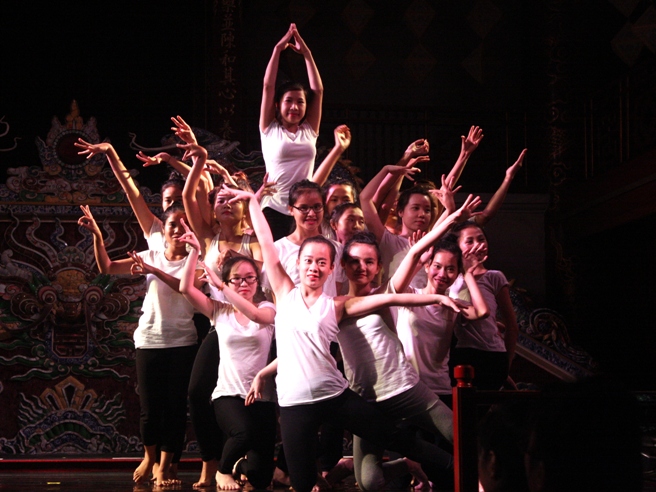 Vũ đoàn Battery Dance Company biểu diễn tại sân khấu Duyệt Thị Đường